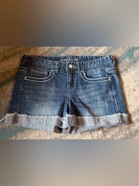 Maurices Medium Blue Denim Frayed Roll-Hem Women's Shorts, size 5/6